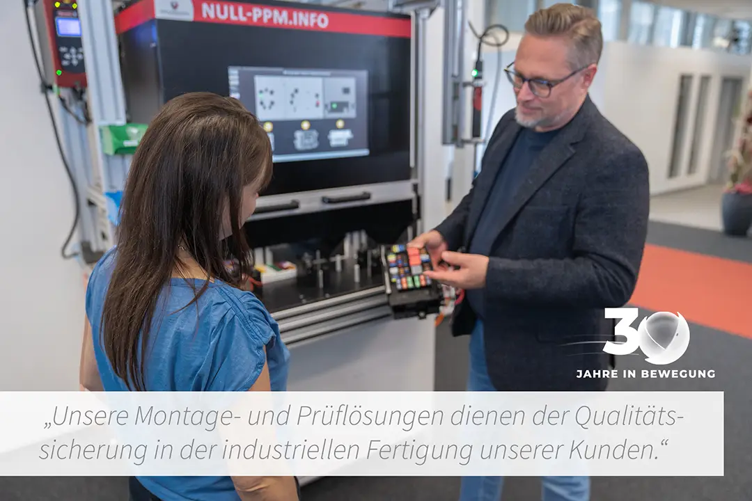 Beratungsgespräch an Prüfanlage – Demonstration einer vollbestückten Sicherungsbox