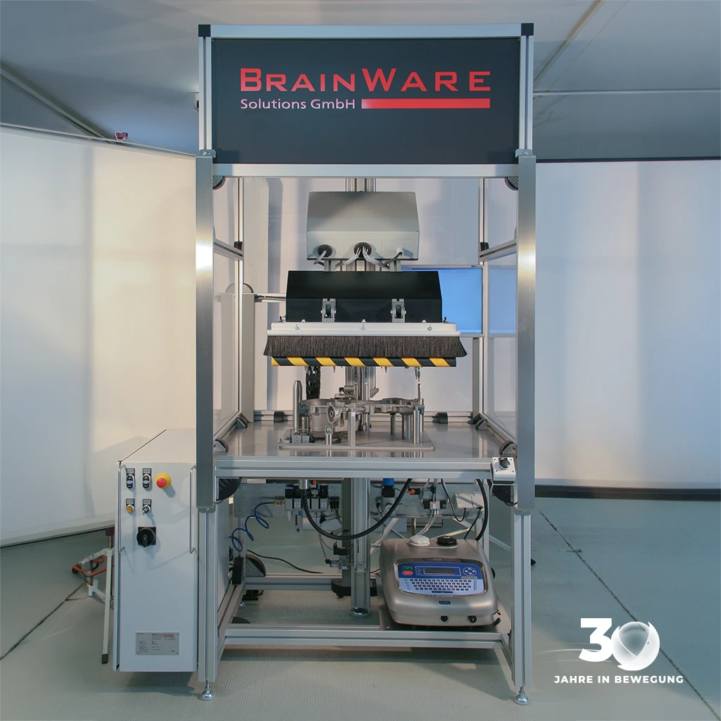 Frontansicht der Brainware-Prüfanlage mit Prüfaufnahme, Höhenkontrolle, Steuerung und integriertem Kennzeichnungsgerät
